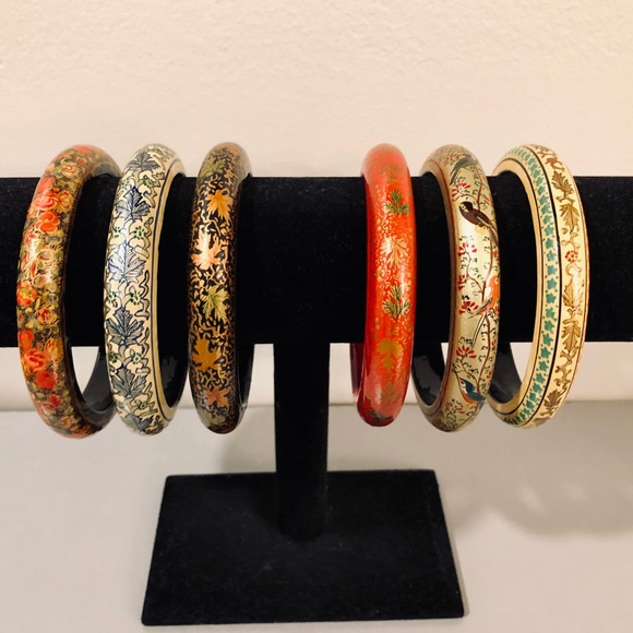 Jewelry - Floral Patterned Bangle Bracelet Set
